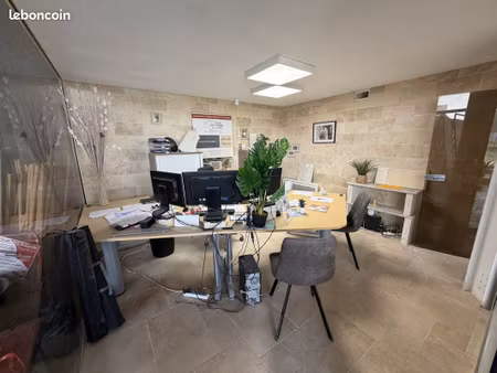 local commercial 650 m² saint-hilaire-de-lusignan
