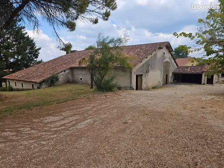 bâtiment 3 pièces 700 m²