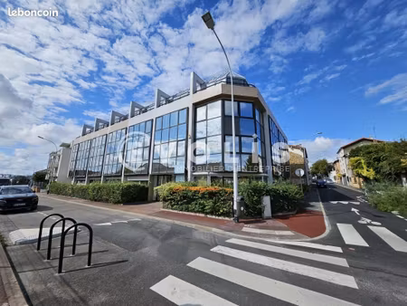 bureaux 1 161 m²
