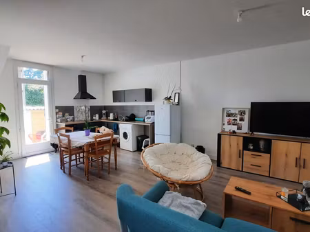 a louer maison mitoyenne avec courette et dépendance