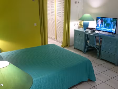 t2 meublé 34m2 le gosier - plage à 50m -parking privé -fibre wifi