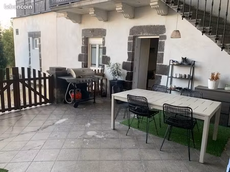 très bel appartement f2 avec cour à riom