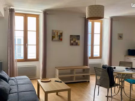t2 meublé lumineux dans l'écusson