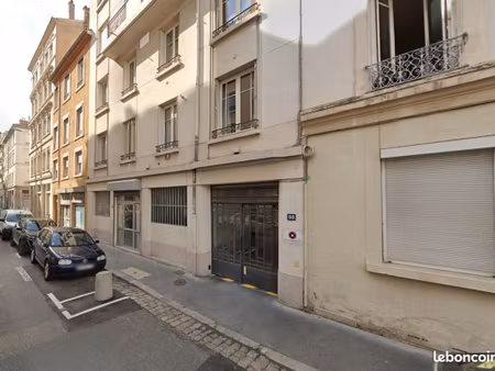 parking/box 10 m² lyon