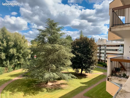 loue t4 meublé avec terrasse (1070  dont 205 de charges  chauffage compris)