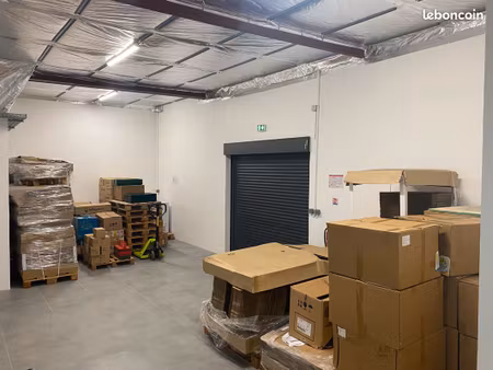 espace de stockage 40m² de plain-pied (24 palettes) + 3 parkings - l'étang-salé