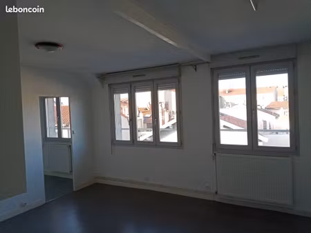 riom-f2 40m²-459+140 euros compris chauffage- parking gratuit a 60 mètres