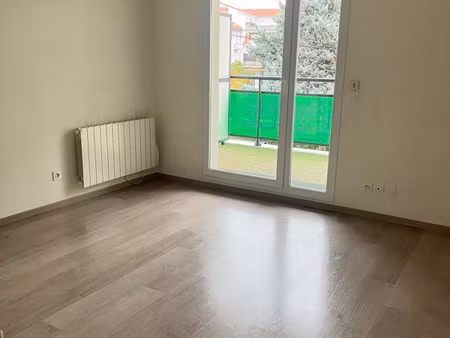 f2 centre ville + balcon + stationnement