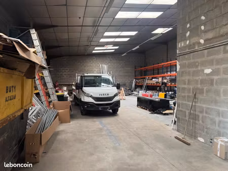 à louer – entrepôt avec bureaux 400 m²– zone industrielle de chassieu