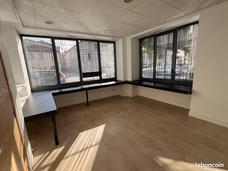 • location de bureaux à auch – place du 14 juillet  très proche du centre-ville  grand par
