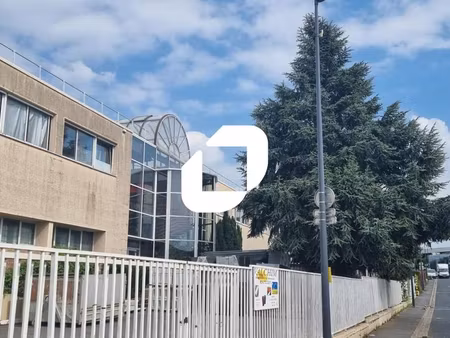 bureau 2 400 m²