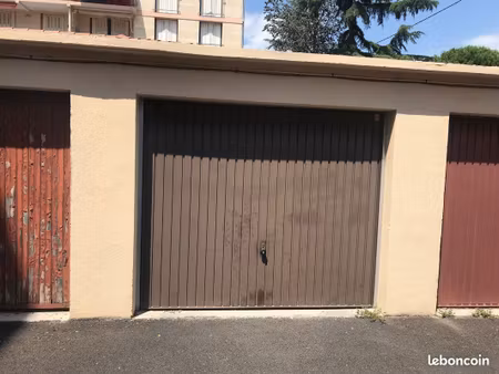 parking/box 1 pièce 13 m²