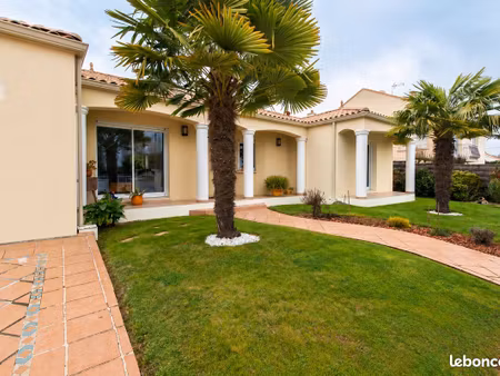 maison de plain-pied 136 m² – 3 chambres + bureau – terrain 1 008 m² – double garage