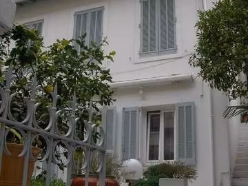 petit loft meublé avec jardinet au centre de cannes