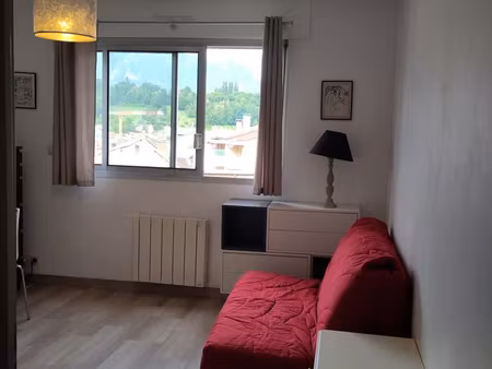 studio meublé 20m2 + cave + 1 parking en plein centre ville