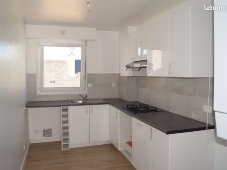 t3 66 m² - balcon - parking - place du commando