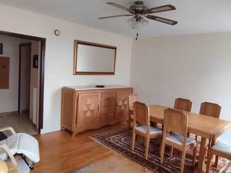 dans une copropriété au calme et avec un petit jardin  un bel appartement de type t3 d'une