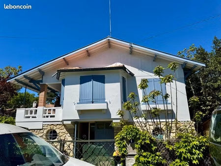villa au betey   60 m de la plage et 50 m du petit port  114 m² habitables  trois chambres