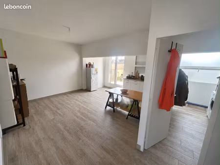 studio lumineux avec grande terrasse