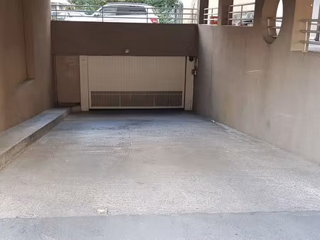 box de garage fermé à louer – oullins centre – 12 m²