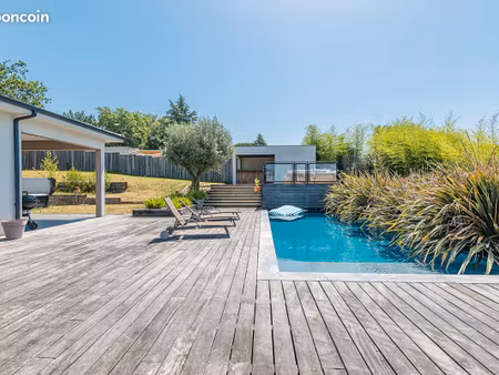 propriété 5 pièces 217 m²