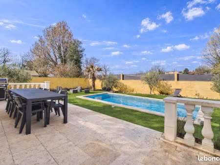 maison récente de 150m2 au bord de la colline avec piscine