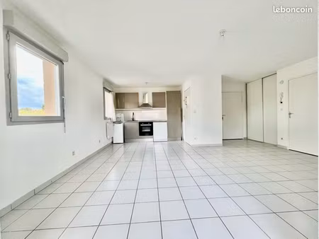 appartement lumineux t2 49m2 + parking