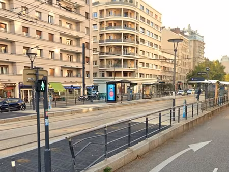 local 4 pièces grands boulevards  bonne visibilité  vitrine