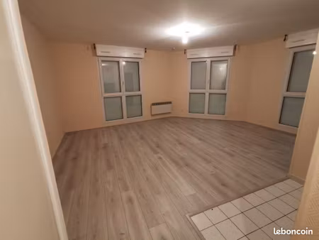t2 meublé 41 m² – centre-ville de beauvais – parking privatif