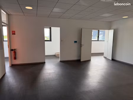 local professionnel 91 m² – sortie autoroute 2 min – 5 parkings – riom 250 000