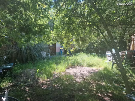 espace jardin avec grand cabanon dans ferme à palau