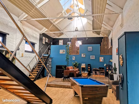 loft 145 m² – 8 30 m de hauteur – verrière – métro à 2 min – 209 000