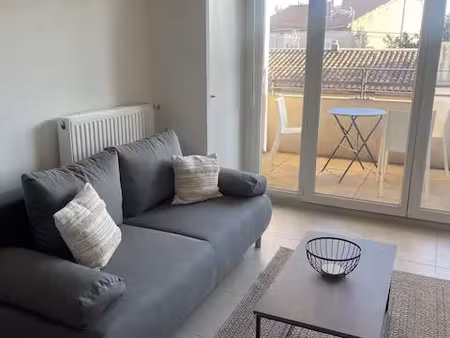 nîmes - appartement p2 avec terrasse et parking privatif dans résidence sécurisée