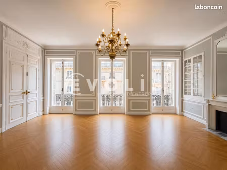 bureau 692 m²