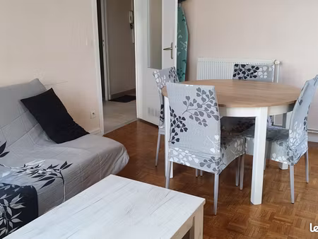 t2 lumineux avec parking et cave proximite jaude