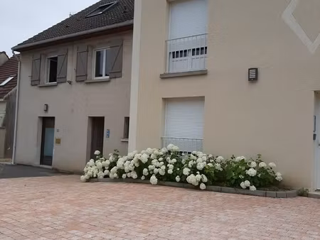 f2 petite residence très bien situé