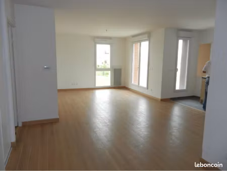 appartement t3 exposé sud/ouest + box 2 places en sous-sol. 67m²