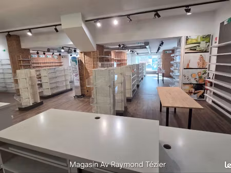 voiron local commercial de 323m2 à louer