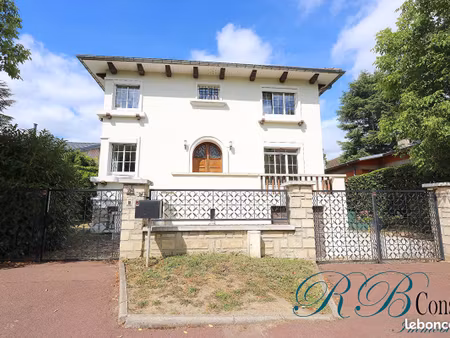 maison 8 pièces 231 m²