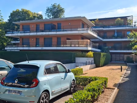 loue appartement g. standing 47 m2 + balcon 15m2 loyer745 cc