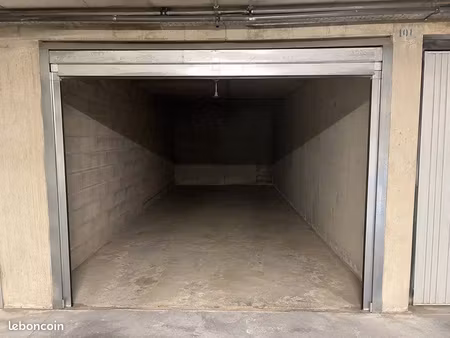 vends box 14m2 environ au pied du tram