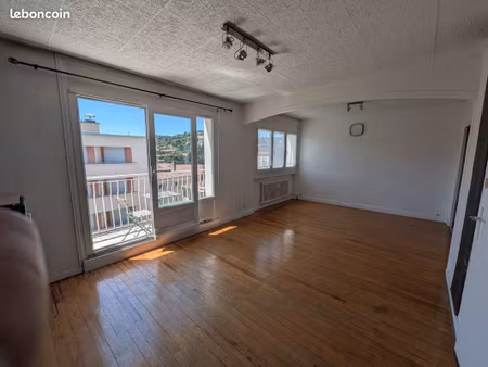 à louer – grand t2 traversant de 54 63 m² situé au 1 rue benoît oriol à saint-chamond (424