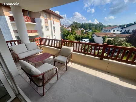 appartement t3 avec parking  terrasse aperçu rhune et piscine