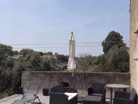 grand meublé avec terrasse 40 m² + parking – 1 000 cc