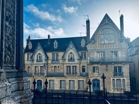 à louer – appartement meublé d’exception face à la cathédrale de chartres