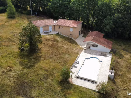 maison contemporaine sur 7889 m² de terrain avec piscine et dependance