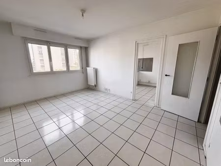quartier des fontaines. a côté collège. appartement t2 de 43m² env