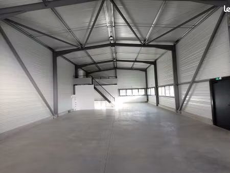 local nord est de pau 220m2/ 6.5m2