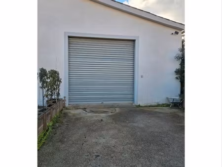 hangar à usage de stockage