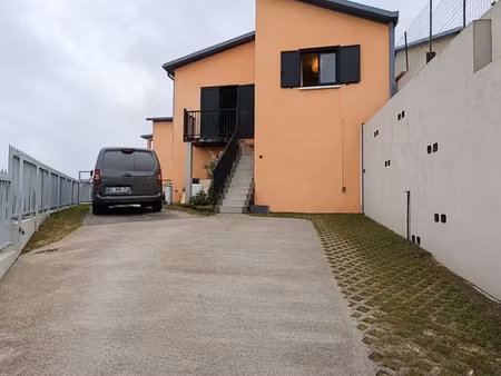 f4 de 82 m² en bails meublé